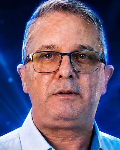 Wolney Resende, de óculos e camisa social clara